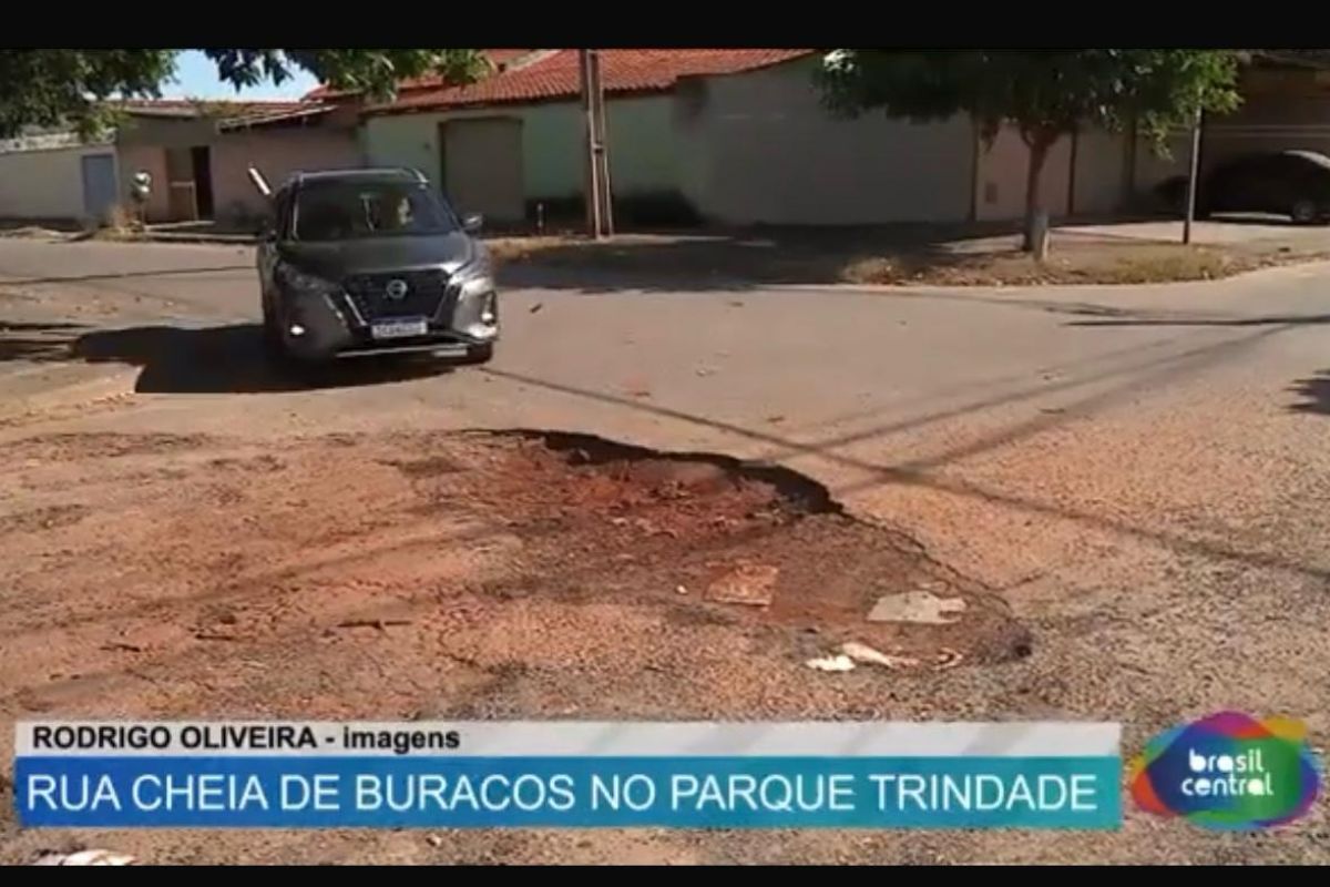 Moradores do Parque Trindade, em Aparecida de Goiânia, sofrem com ruas tomadas por buracos 